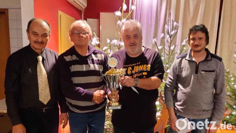 Vorsitzender Josef Kleber und Pokalspender Franz Berger gratulieren Vereinsmeister Martin Forster und dem Drittplatzierten Matthias Riedl (2. Vorstand). Nicht im Bild ist Vizemeister Patrick Riedl. Bild: gz