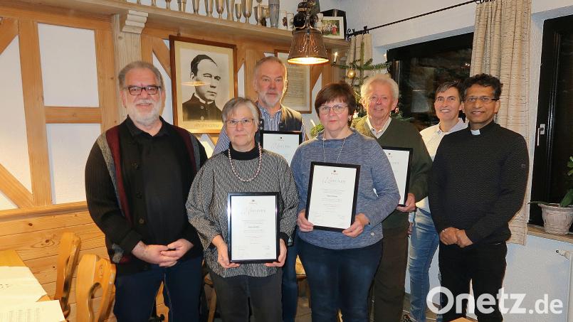 Die Vorsitzenden der Kolpingfamilie Friedenfels, Reiner Gärtner (links) und Barbara Kaßeckert (Zweite von rechts), sowie Präses Pfarrer Joseph (rechts) dankten (von links) Karin Schultes, Bernhard Schultes, Agnes Kreuzer und Alois Dornhäuser für die langjährige Treue. Bild: bsc