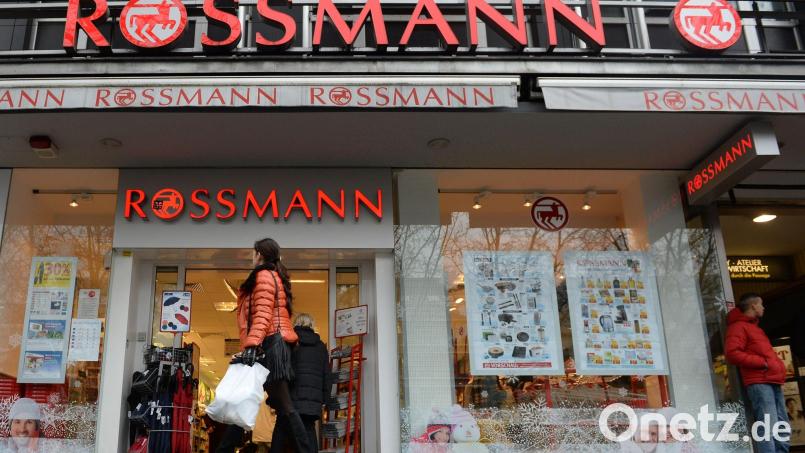 Eine Frau geht an einer Rossmann-Filiale vorbei. Bild: Andreas Gebert/dpa/Archivbild