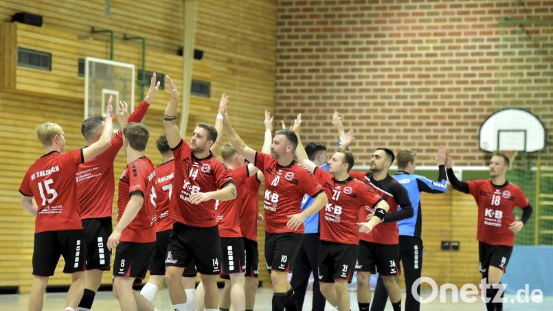 Aufmunterndes Abklatschen der Sulzbacher vor dem Spiel. Zu Gast ist der favorisierte HBC Nürnberg. Archivbild: Hubert Ziegler