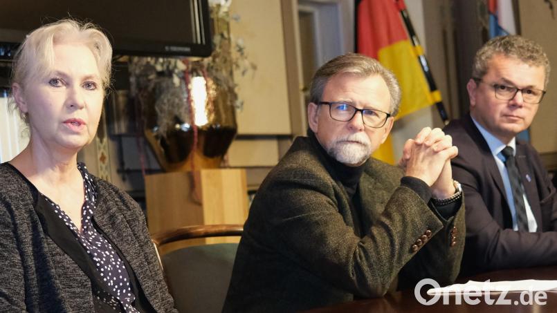 Die Fachärztin für Innere Medizin und Kardiologie, Dr. Katharina Grinnus-Bochhammer (links), wechselt an das Gesundheitszentrum Ostoberpfalz. Der Leiter des Zentrums, Dr. Richard Wagner (Mitte), und Bürgermeister Martin Birner (rechts) sind froh über die personelle Verstärkung. Bild: Hirsch