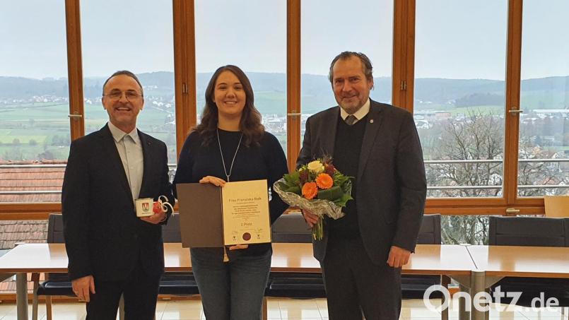 Bürgermeister Frank Zeitler (rechts) gratulierte Franziska Balk zum zweiten Platz beim Bundeswettbewerb des Handwerks und bedankte sich bei Ausbilder Rudolf Reil. Bild: Marko Pammer/exb