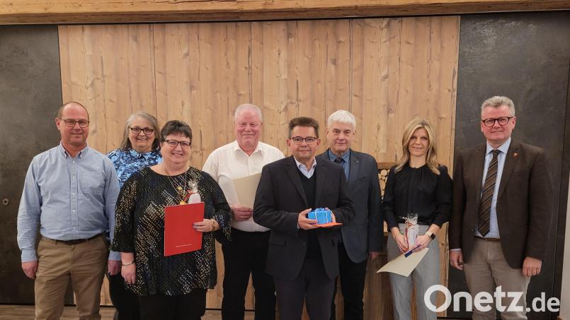 Bürgermeister Michael Göth (rechts) würdigte die Verdienste von langjährigen Beschäftigten der Stadt Sulzbach-Rosenberg. Bild: Kerstin König/exb