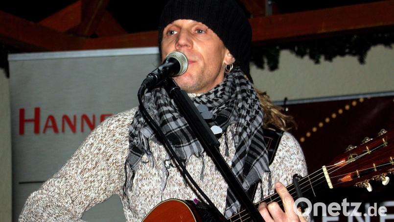 Hannes Wölfel singt auf dem Christkindlmarkt. Bild: R. Kreuzer