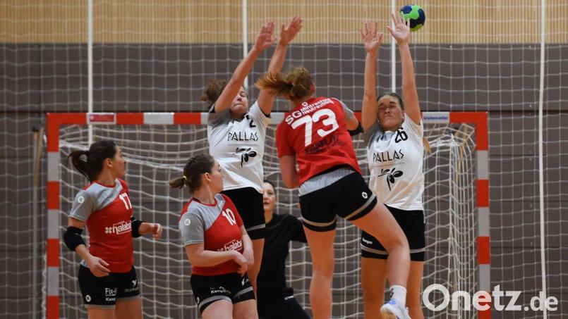 Eine starke Defensive wäre für den HC Weiden (weiße Trikots) im Bezirksliga-Spitzenspiel gegen die SG Rohr/Pavelsbach bereits die halbe Miete. Bild: Büttner, Gerhard