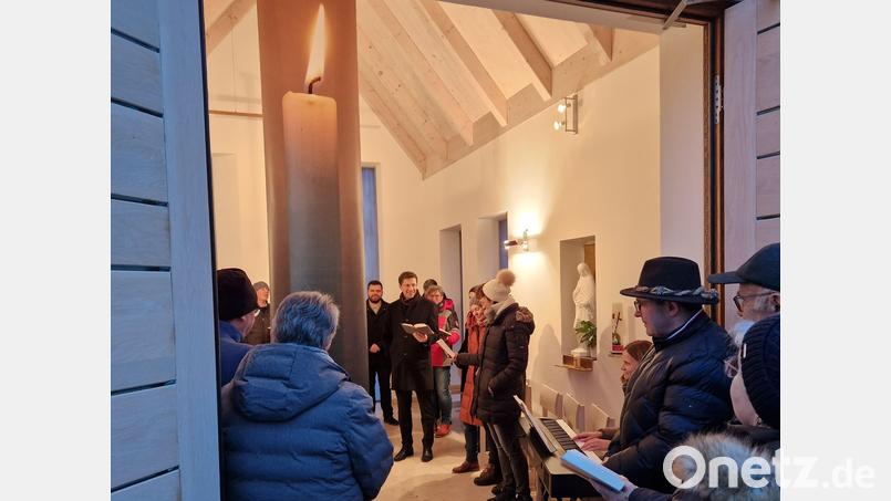 Mit einer Andacht wurde die neue Ausstellung eines Kunstwerks in der Heilig-Kreuz-Kapelle in Knölling eröffnet. Bild: Thomas Dobler