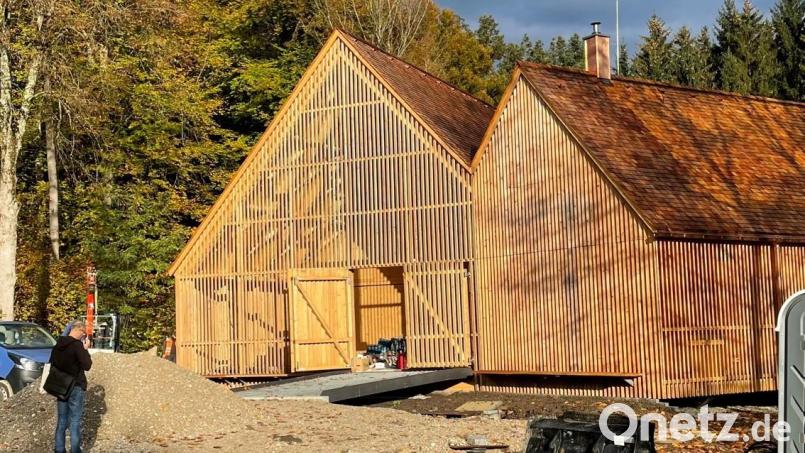 Nach diesem Vorbild soll in Mehlmeisel gebaut werden: Das Waldinformationszentrum in Grafrath nahe dem Ammersee ist gerade fertiggestellt worden. Es fehlen noch die Außenanlagen. Bild: Staatliches Bauamt Freising/exb