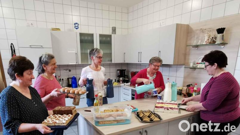 Sie haben Freude bei ihrer Arbeit: Das Organisationsteam des Seniorenkreises &quot;Goldener Oktober&quot; besteht aus Claudia Balk, Elisabeth Würfl (Leitung), Karola Kleber, Christine Seibert und Sonja Hummel (von links.) Bild: gz