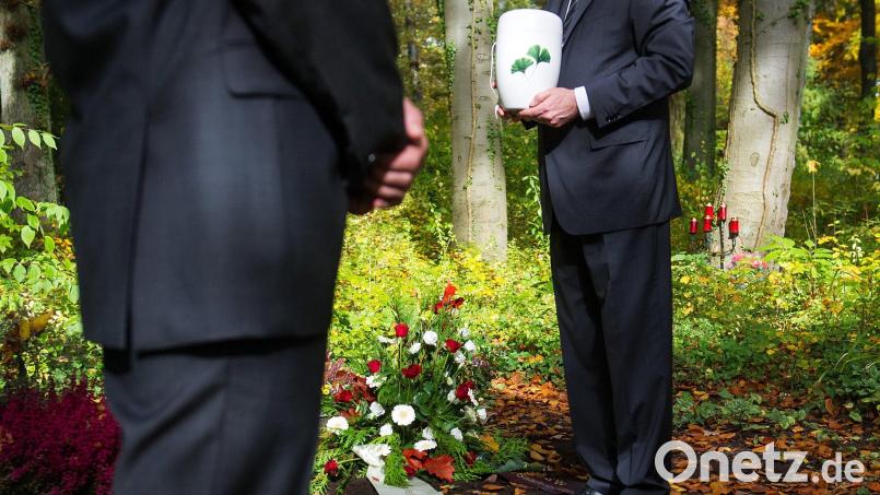 Grundsätzlich können Angehörige das Bestattungsunternehmen frei wählen. Nur auf die Arbeiten auf dem Friedhof haben sie meist keinen Einfluss. Bild: Oliver Dietze