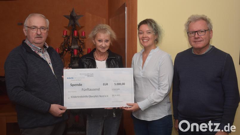 Armin, Tochter Alexandra und Marion Grohmann übergeben an Herbert Putzer (von rechts) eine Spende von 5000 Euro der Firma Kälte-Grohmann an die Kinderkrebshilfe Nordoberpfalz. Bild: fz