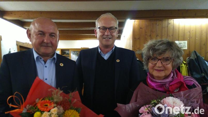 Georg Götz, Bürgermeister Bernhard Lindner und Hildegard Gallitzendörfer freuen sich über Geleistetes. Bild: mma