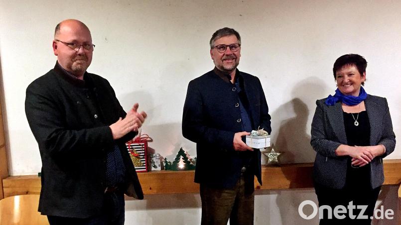 Der Frauenbund St. Konrad um zweite Vorsitzende Anita Hösl (rechts) spendet an Martin Kneidl (Mitte) im Beisein von Dekan Johannes Lukas. Bild: R. Kreuzer
