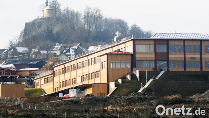 Das Gelände der Firma Witron unter dem Parksteiner Basaltkegel wächst und wächst. Bald sollen weitere 11 Hektar hinzukommen. Bild: Gabi Schönberger