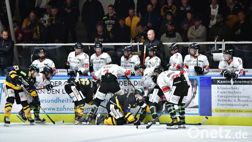 Die besten Zuschauerplätze hatten bei diesem Getümmel im Hinspiel die Spieler auf der Bank des EHC Königsbrunn. Die Gäste setzten letztlich mit 4:2 gegen den ERSC Amberg durch. Archivbild: SignaLight