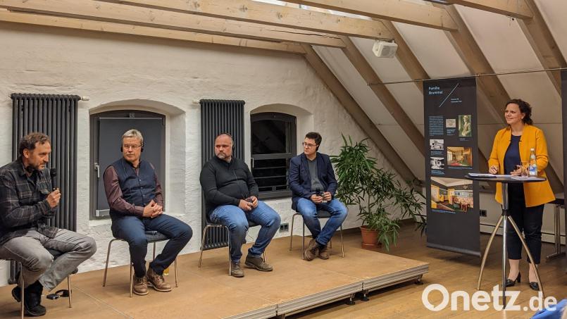 Die Prager Journalistin Bara Procházková führte als Moderatorin beim &quot;bb-talk&quot; hinein in die vielen Facetten des Themas &quot;zivilgesellschaftliches Engagement&quot;. Bild: eib