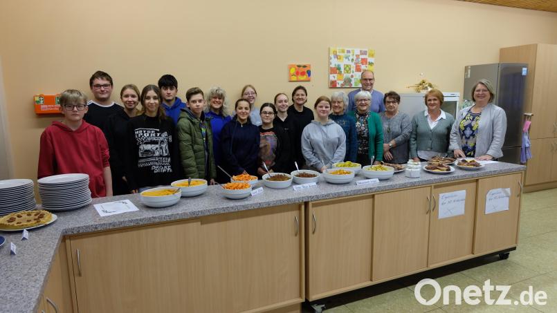 Ein Thanksgiving-Büfett hatten Achtklässler der Mittelschule Mitterteich mit ihrer Lehrerin Conny Rieß (Siebte von links) und Sonja Foxworthy (Achte von rechts) zubereitet. Sie freuten sich mit ihren Gästen auf das gemeinsame Essen. Mit im Bild (von rechts) Rektorin Gisela Kastner, Monika Haberkorn, Angelika Hecht, Hubert Seidel, Maria Triebe und Waltraud Weber. Bild: Mittelschule Mitterteich/exb