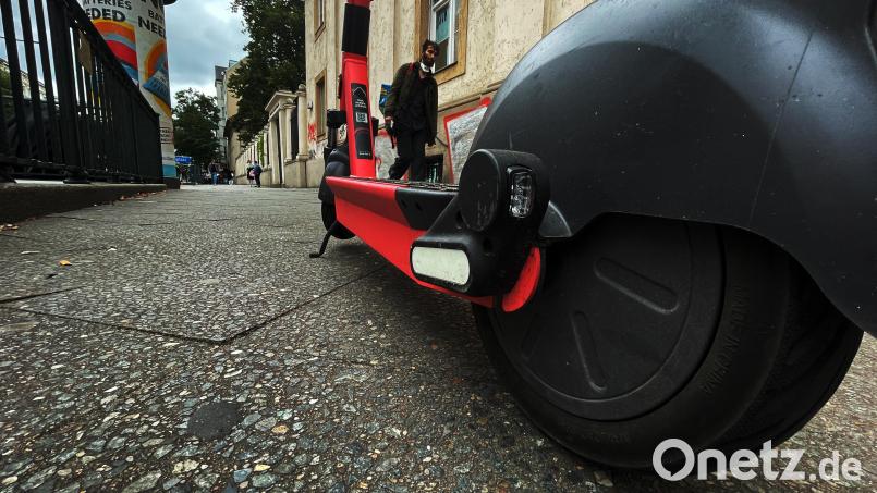 E-Scooter müssen versichert sein. Ein 23-Jähriger in Weiden ist nun ohne gültige Versicherung erwischt worden. Gegen ihn wird ermittelt. Bild: Paul Zinken/dpa