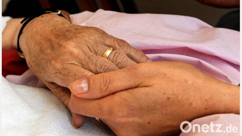Menschen bei schwerer Krankheit, im hohen Alter und beim Sterben zu begleiten, ist eine erfüllende Aufgabe. Die Hospiz-Initiative Fichtelgebirge bietet wieder einen Kurs, der in die Hospiz- und Palliativ-Arbeit einführt. Symbolbild: Norbert Försterling/dpa