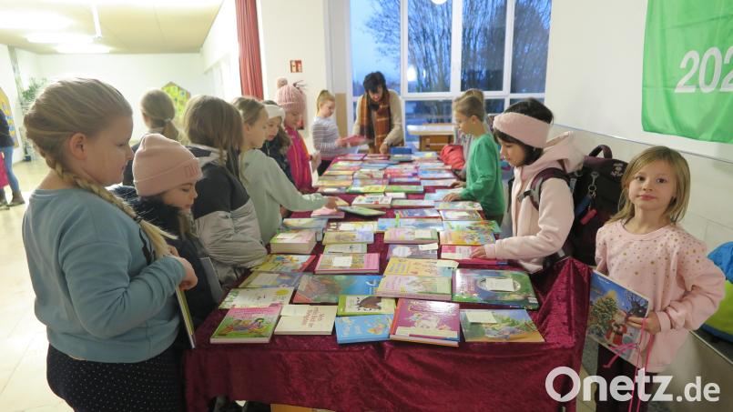 Wer sein Lieblingsbuch gefunden hatte, konnte bei Förderlehrerin Sieglinde Götz (hinten) bezahlen. Bild: jzk