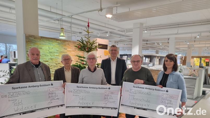 Freuen sich über die Zuwendung (von links): Josef Gebhardt (Tafel Weiden), Josef Meier (Gesellschafter), Bernhard Saurenbach (Tafel Amberg), Manfred Wendl (Geschäftsführer der Meier Baustoffe GmbH) sowie Anton Pöllath und Melissa Pöllath (Elternschule Amberg). Bild: Meier Baustoffe/exb