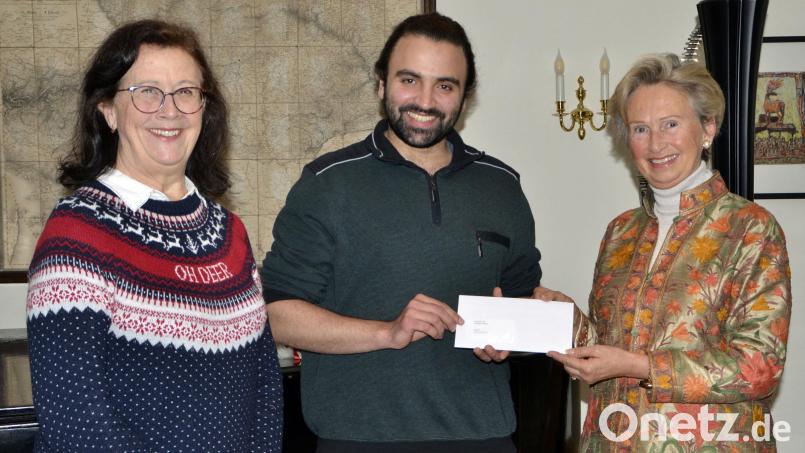 1. Vorsitzende Theodora Kupke (rechts) überreicht Adnan Barami (Mitte) den Scheck. Carol Bischoff (links) gratulierte dem jungen Musiker zu seinem Studienplatz. Bild: zch