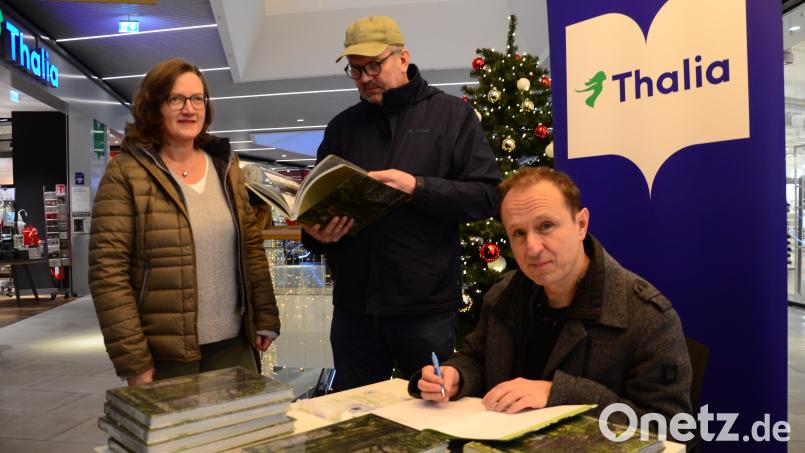 Jürgen Schuller (rechts) signiert in einer Weidener Buchhandlung die Neuauflage seines Werks &quot;Faszinierende Bäume in der Oberpfalz&quot;. Bild: Kunz