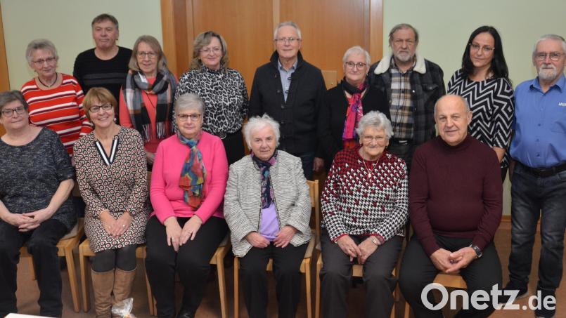 VdK-Ortsvorsitzender Roberto Troll und die neue Kreisvorsitzende Carola Brust aus Mantel (hintere Reihe von rechts) zeichneten bei der Adventfeier im evangelischen Gemeindehaus langjährige Mitglieder aus Bild: dob