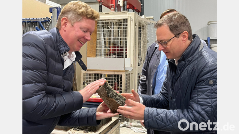 Martin Huber (rechts) lässt sich von Bernd Godelmann die Produktion des "Klimasteins" erklären. Bild: Fa. Godelmann/exb