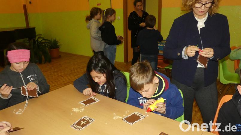 Eschenbacher Schüler bastelte beim Besuch der Partnerschule im Nachbarland Lebkuchen. Lenka Uschold gibt Anleitungen. Bild: rn