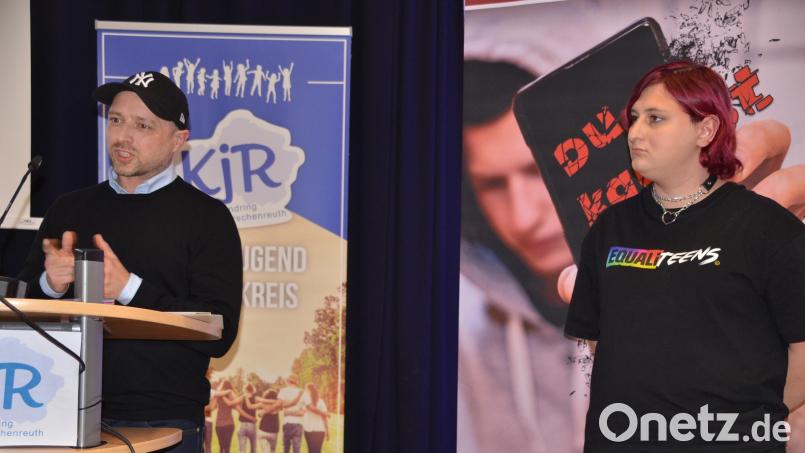 Vereinsvorsitzender Alexander Irmisch (links) und Tara Sadiku vom Verein Equality Oberpfalz erläuterten die Angebote und Ziele ihres Vereins. Bild: ak