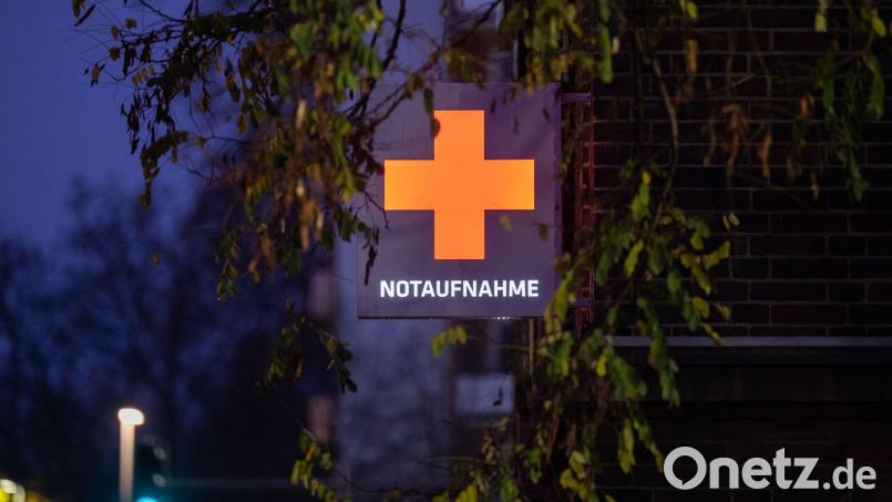 Ein Obdachloser musste wegen Unterkühlung in die Notaufnahme. Dort verweigerte er die Behandlung und wurde zwangsweise in ein Bezirksklinikum gebracht. Symbolbild: Julian Stratenschulte/dpa