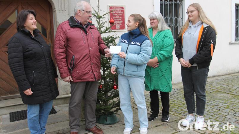 Anna Liegl (Mitte) übergibt zusammen mit Angela Kindl, Claudia Weiß und Hannelore Maurer (von rechts) 850 Euro an Herbert Putzer. Bild: pi