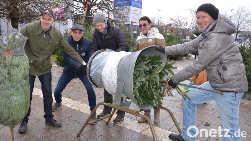 Lions und Leos Hand in Hand beim traditionellen Christbaumverkauf vor der Max-Reger-Halle. Bild: Kunz
