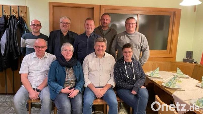 Die Vorstandschaft des Förderverein &quot;Volltreffer&quot;: von links stehend: Thomas Hauer, Werner Rom, Werner Friedl, Andreas Winderl, Sven Stock; von links sitzend: Josef Winderl, Simone Friedl, Alfred Eckl, Bernadette Stock. Bild: Simone Friedl
