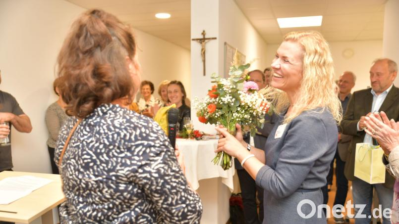 Gabriele Dotzer (li.), die Leiterin der Caritas-Schwangerenberatung für die Diözese Regensburg, bedankt sich bei Raimunda Schulze. Bild: Andreas Pastuska/exb