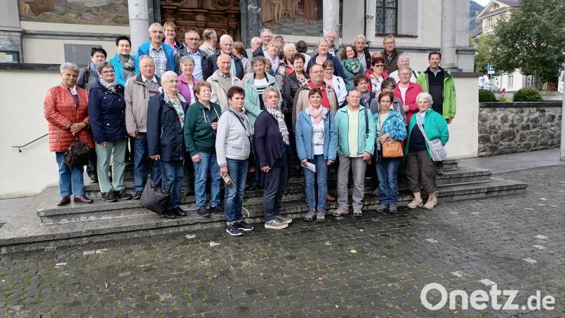 Die Landvolkgruppe besuchte die Grabkirche mit Wandfresken aus dem Leben von Bruder Klaus. Bild: Waltraud Schönberger/exb