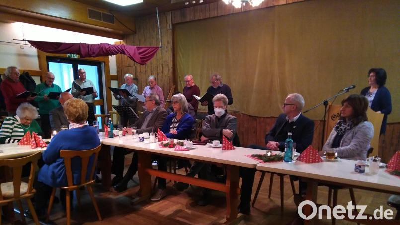 Hannelore Schuster (rechts) dankte herzlich den Hahnbacher Sängern und den Musikanten für ihre stimmungsvolle Begleitung der Adventfeier des Kneippvereins. Bild: mma