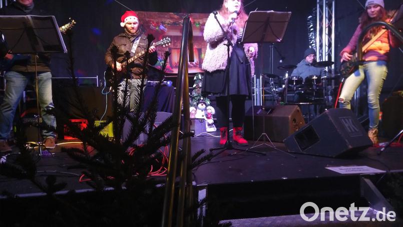 Die kleine Horrorband begeisterte am Samstagabend die Besucher des Amberger Weihnachtsmarkts. Bild: mma