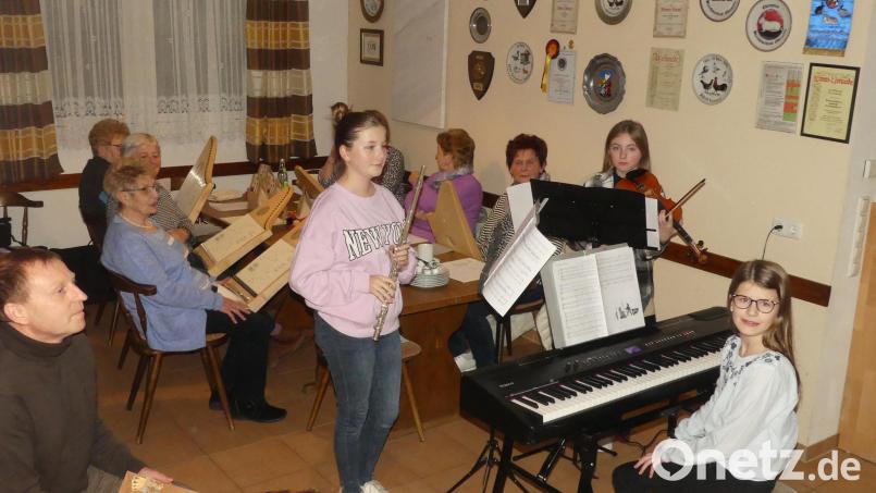 Veeh-Harfengruppe und Instrumentalistinnen der Musikschule setzten bei der Adventsfeier der Eschenbacher Senioren Akzente. Bild: rn