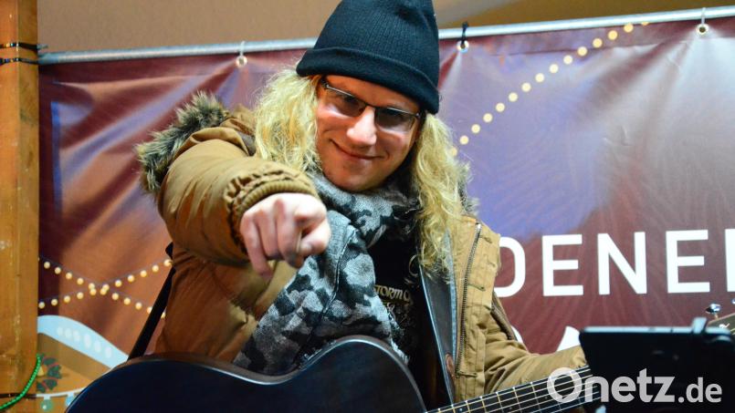 Matthias Kiener gibt auf der Weidener Christkindlmarkt-Stage den Ton an. Bild: Kunz