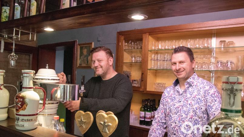 Christian Reichl (links) ist seit November der Pächter des Brauereigasthofs Hösl in Mitterteich und damit Nachfolger des Pächterehepaars Dagmar und Hans Helgert, das im Oktober in den Ruhestand gegangen ist. Stefan Schmidtke unterstützt ihn im Lokal. Bild: Susanne Forster