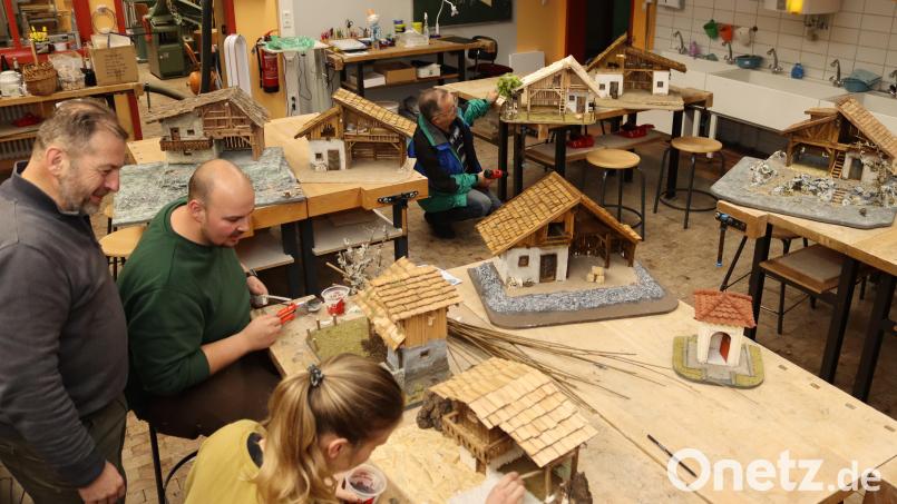 Heimatvereins-Chef Hubert Haas (links) bestaunt die Ergebnisse. Im Hintergrund werkelt Albert Lautenschlager. Bild: mrr