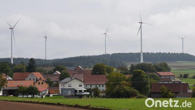 Der Bau von Windkraftanlagen, wie hier der Windpark Pamsendorf, wird zwar von Vielen als notwendig erachtet. Doch so richtig glücklich damit sind nur Wenige. Bild: bnr