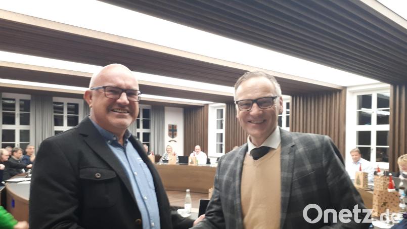 Die Urkunde des Innenministers für langjährige engagierte Arbeit im Stadtrat überreichte Bürgermeister Bernd Sommer stellvertretend für Joachim Herrmann an Freien Wähler Bernhard Lux (links). Bild: pz