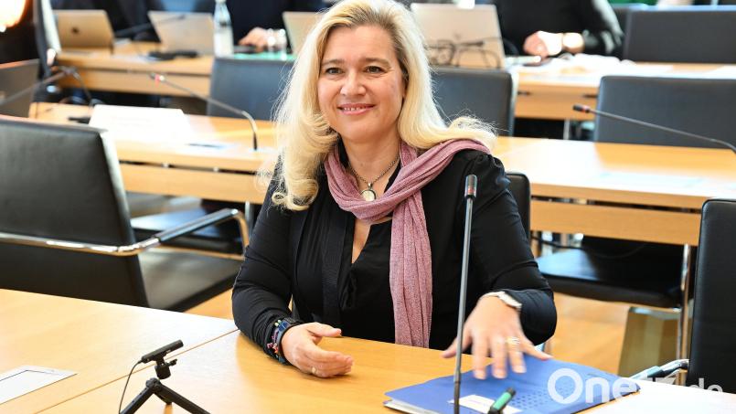 Die frühere bayerische Gesundheits- und jetzige Europaministerin Melanie Huml (CSU) sitzt als Zeugin vor dem Masken-Untersuchungsausschuss im Bayerischen Landtag. Bild: Angelika Warmuth/dpa