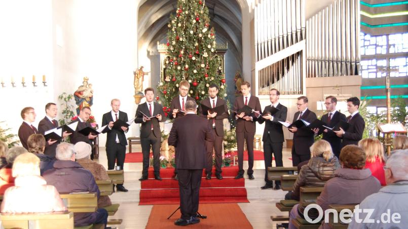 Die ehemaligen Regensburger Domspatzen des berühmten Hubert Velten Ensembles singen am 19. Dezember unter der Leitung des Rodinger Stadtpfarrers Holger Kruschina wieder in Gebenbach. Archivbild: Peter Kick/exb