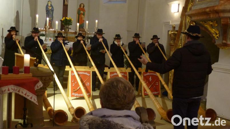 Für 45 Minuten der inneren Einkehr sorgten die Großkonreuther Alphornbläser beim Adventskonzert des Frauenkreises. Bild: bk
