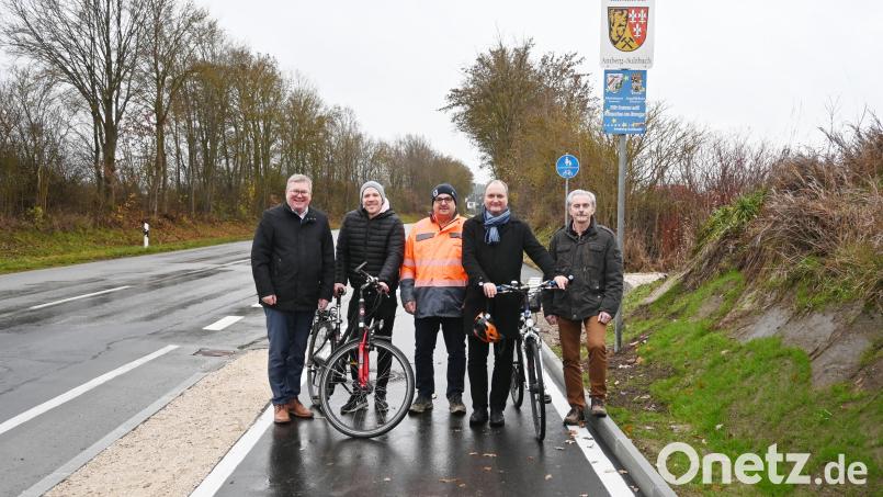 Bei der Freigabe des neuen Radwegs im Nieselregen waren (von links) Oberbürgermeister Michael Cerny, Roman Kick, Siegfried Däs, Ulrich Schaller und Rainer Rubenbauer mit dabei. Bild: Susanne Schwab