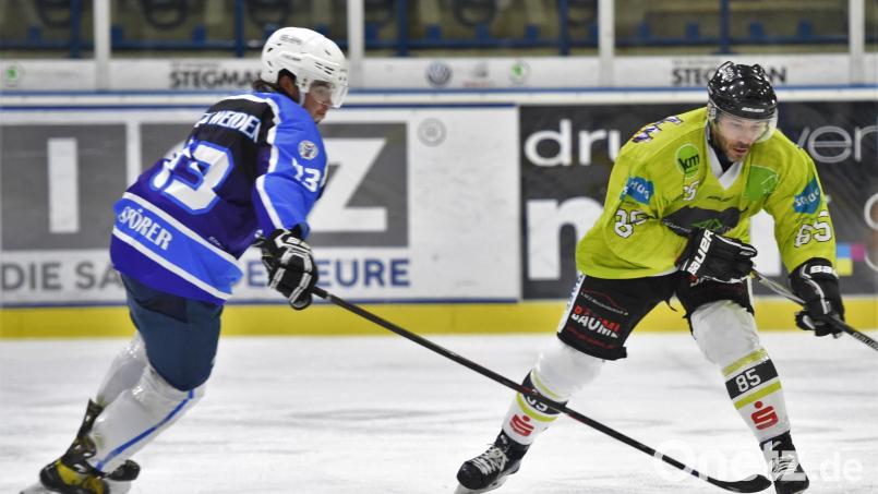 Ein ungewohntes Bild: Die Weidener Eishockey-Legende Marcel Waldowsky (rechts) im Trikot des EHC Mitterteich. Hier kommt er vor Franz Spörer von der Weidener 1b zum Abschluss. Bild: Büttner