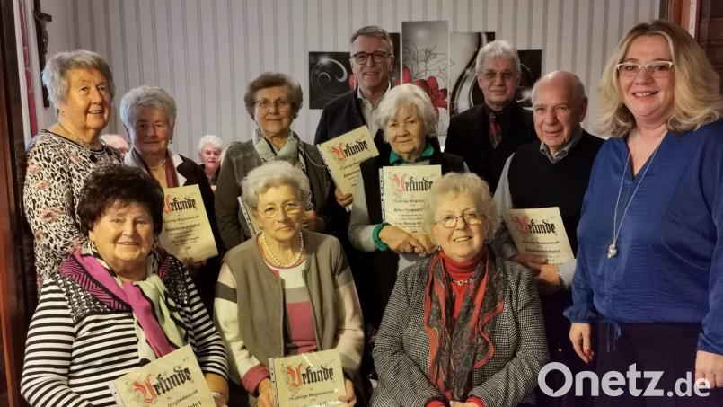 Geehrt für 15 Jahre Mitgliedschaft wurden: (sitzend, von links) Helga Schneider, Maria Chudy sowie (stehend, von links) Inge Hußlein, Anny Haydn, Inge Gleißner, Renate Gleißner und Gerhard König. Es gratulierten (vorne, von rechts) Geschäftsführerin Heike Laube und Vorsitzende Marianne Scheffler sowie (hinten, von rechts)Kreisvorsitzender Edwin Ulrich und Bürgermeister Franz Stahl. Bild: Marianne Scheffler/AWO/exb